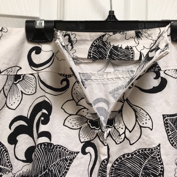 Black and white floral skirt - Picture 3 of 4